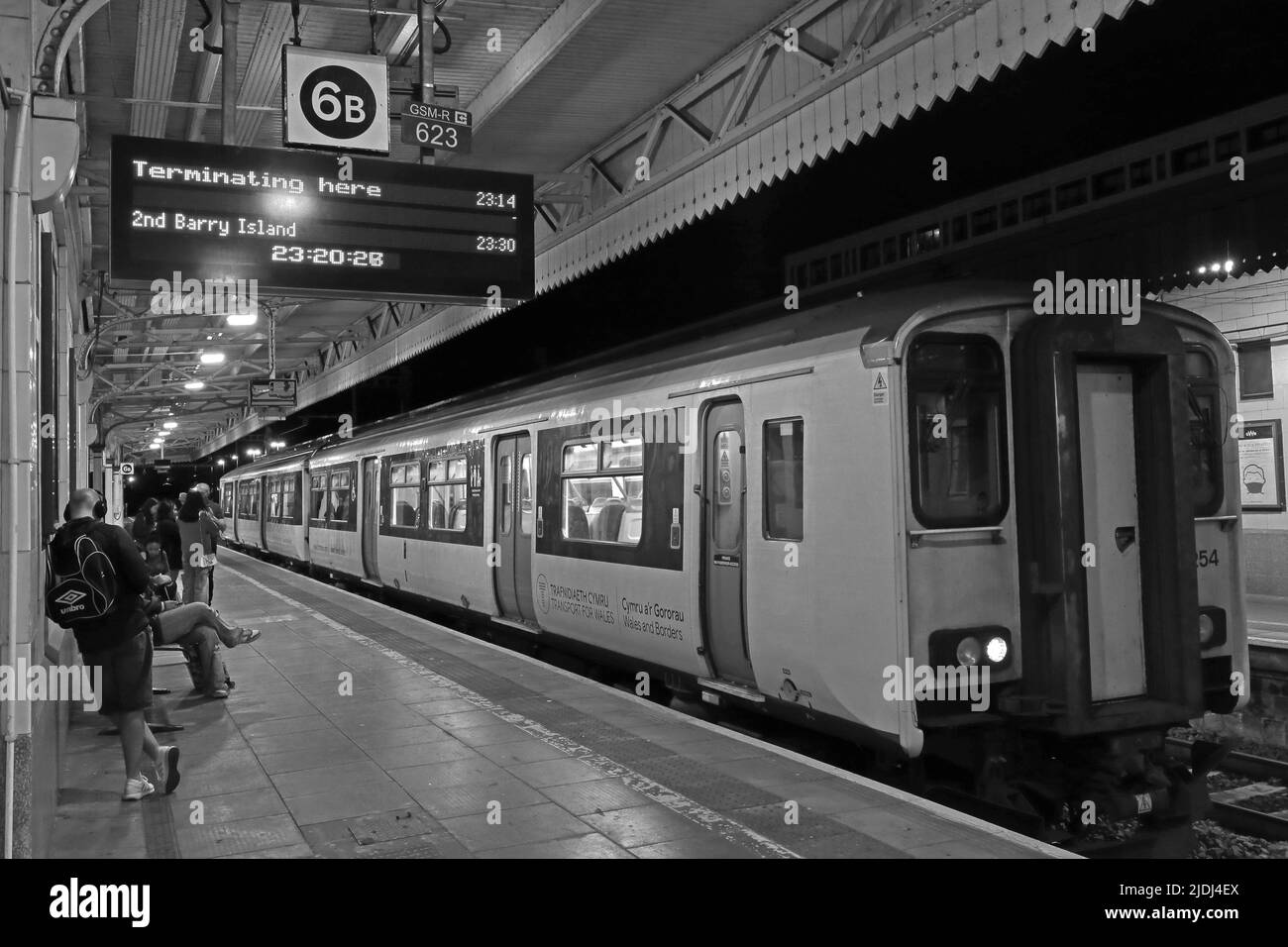 Cardiff Central Bahnsteig 6b, letzte Nacht TFW-Zug, nach Barry Island, Cardiff Central, Central Square, Cardiff, WALES, GROSSBRITANNIEN, CF10 1EP Stockfoto