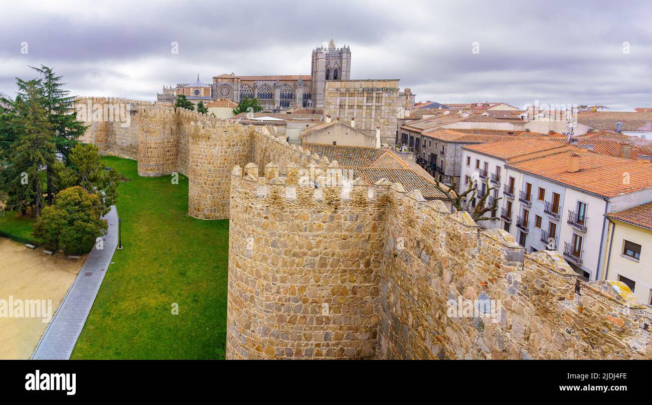 Umfassungsmauer der Stadt Avila mit der gotischen Kathedrale im Hintergrund. Spanien. Stockfoto