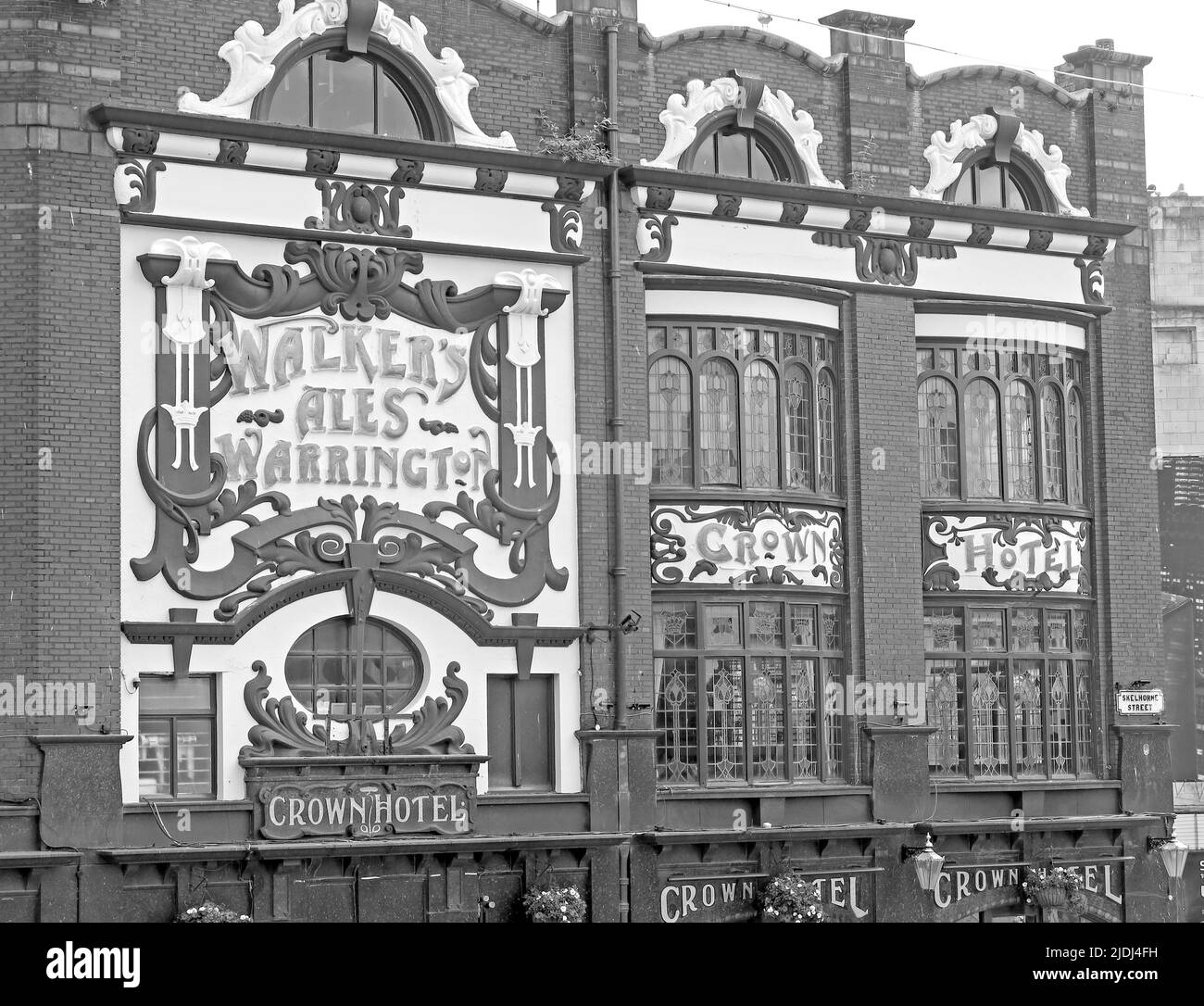 The Crown Hotel, Walkers Ales aus Warrington, 43 Lime Street , Liverpool, Merseyside, England, L1 1NY in BW Stockfoto
