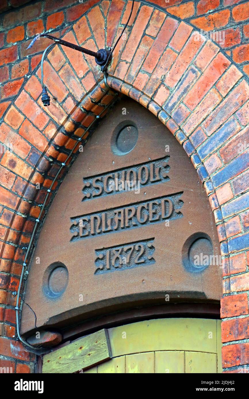 Vergrößert um 1872, Inschrift auf der Schuleingangstür der Christ Kirche, Latchford Kirche, 30 Wash Lane, Warrington, Cheshire, ENGLAND, GROSSBRITANNIEN, WA4 1HT Stockfoto