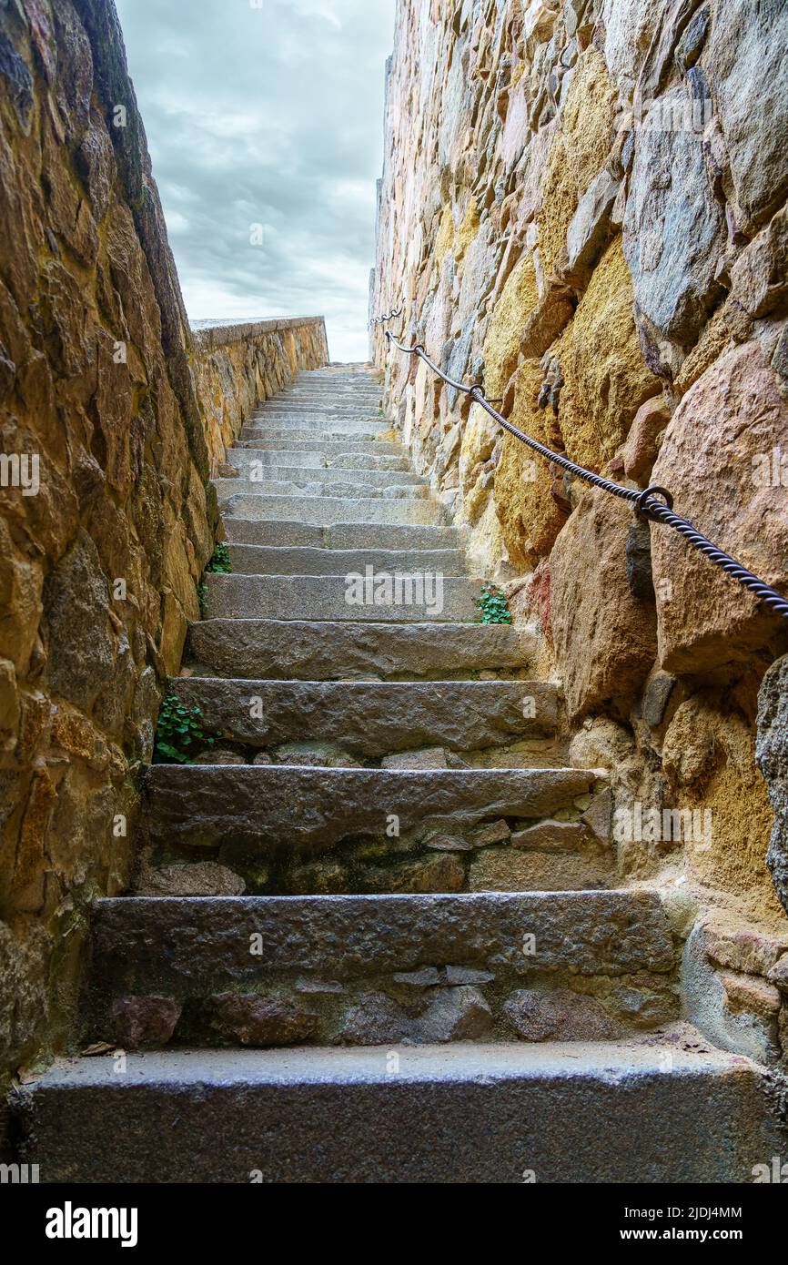 Steintreppe, die zur mittelalterlichen Stadtmauer der Altstadt von Avila, Spanien führt. Stockfoto