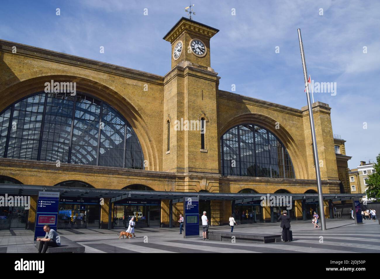 London, Großbritannien. 21.. Juni 2022. Eine sehr ruhige King's Cross Station, normalerweise einer der belebtesten Bahnhöfe in London, am ersten Tag des größten landesweiten Eisenbahnstreiks seit 30 Jahren in Großbritannien. Kredit: Vuk Valcic/Alamy Live Nachrichten Stockfoto
