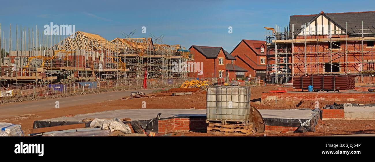 Neue Immobilien, Häuser und Wohnungen werden in Grappenhall Heys Homes England Greenbelt Land, Warrington, Cheshire, England, Großbritannien gebaut Stockfoto