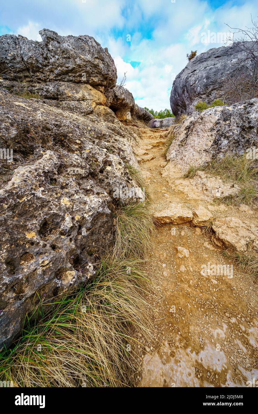 Fußweg zwischen Felsen im Wald der verzauberten Stadt Cuenca. Stockfoto