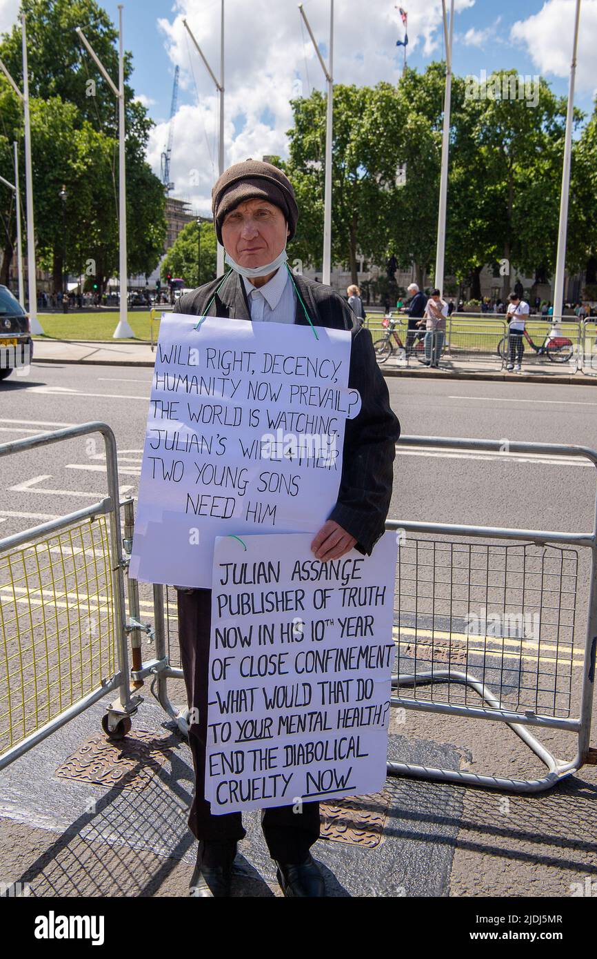 Westminster, London, Großbritannien. 8.. Juni 2022. Pro Julian Assange Demonstranten vor dem Unterhaus in Westminster fordern seine Freilassung. Nach der Genehmigung durch Priti Patel steht Julian Assange derzeit im Zusammenhang mit seiner Organisation WikiLeaks vor der Auslieferung in die USA. Wenn er der Anklage wegen Computermissbrauchs und Spionage für schuldig befunden wird, könnte er den Rest seines Lebens im Gefängnis verbringen. Quelle: Maureen McLean/Alamy Stockfoto