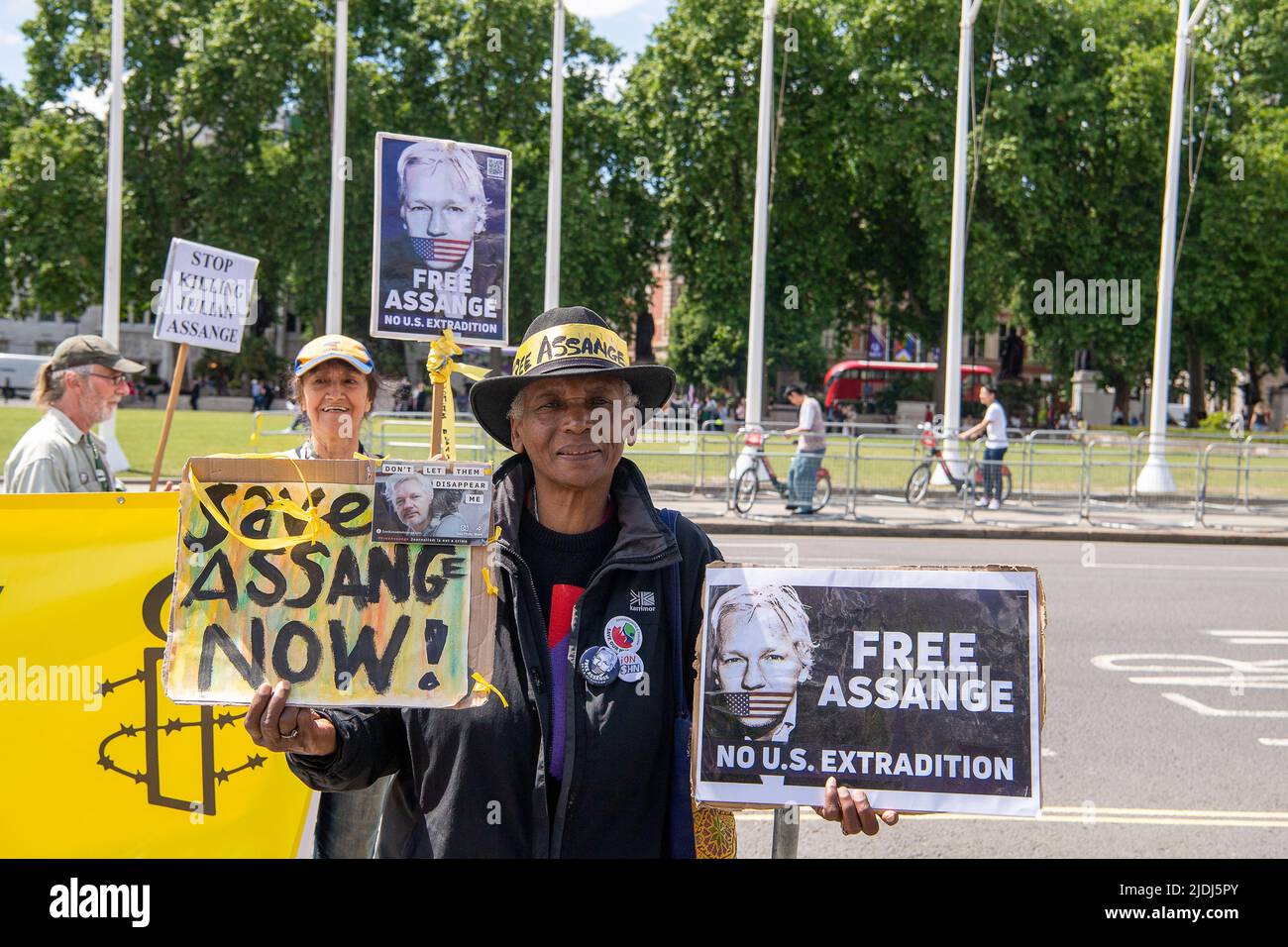 Westminster, London, Großbritannien. 8.. Juni 2022. Pro Julian Assange Demonstranten vor dem Unterhaus in Westminster fordern seine Freilassung. Nach der Genehmigung durch Priti Patel steht Julian Assange derzeit im Zusammenhang mit seiner Organisation WikiLeaks vor der Auslieferung in die USA. Wenn er der Anklage wegen Computermissbrauchs und Spionage für schuldig befunden wird, könnte er den Rest seines Lebens im Gefängnis verbringen. Quelle: Maureen McLean/Alamy Stockfoto