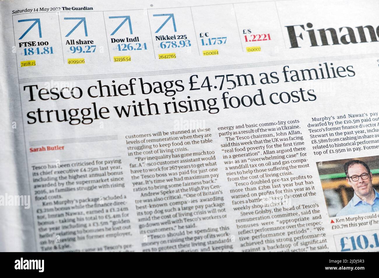 „Der Chef von Tesco trägt £4,75 Millionen, während Familien mit steigenden Lebensmittelkosten zu kämpfen haben“, titelt die Zeitung „Guardian Financial Cost of Living“, 14. Mai 2022 London, Großbritannien Stockfoto