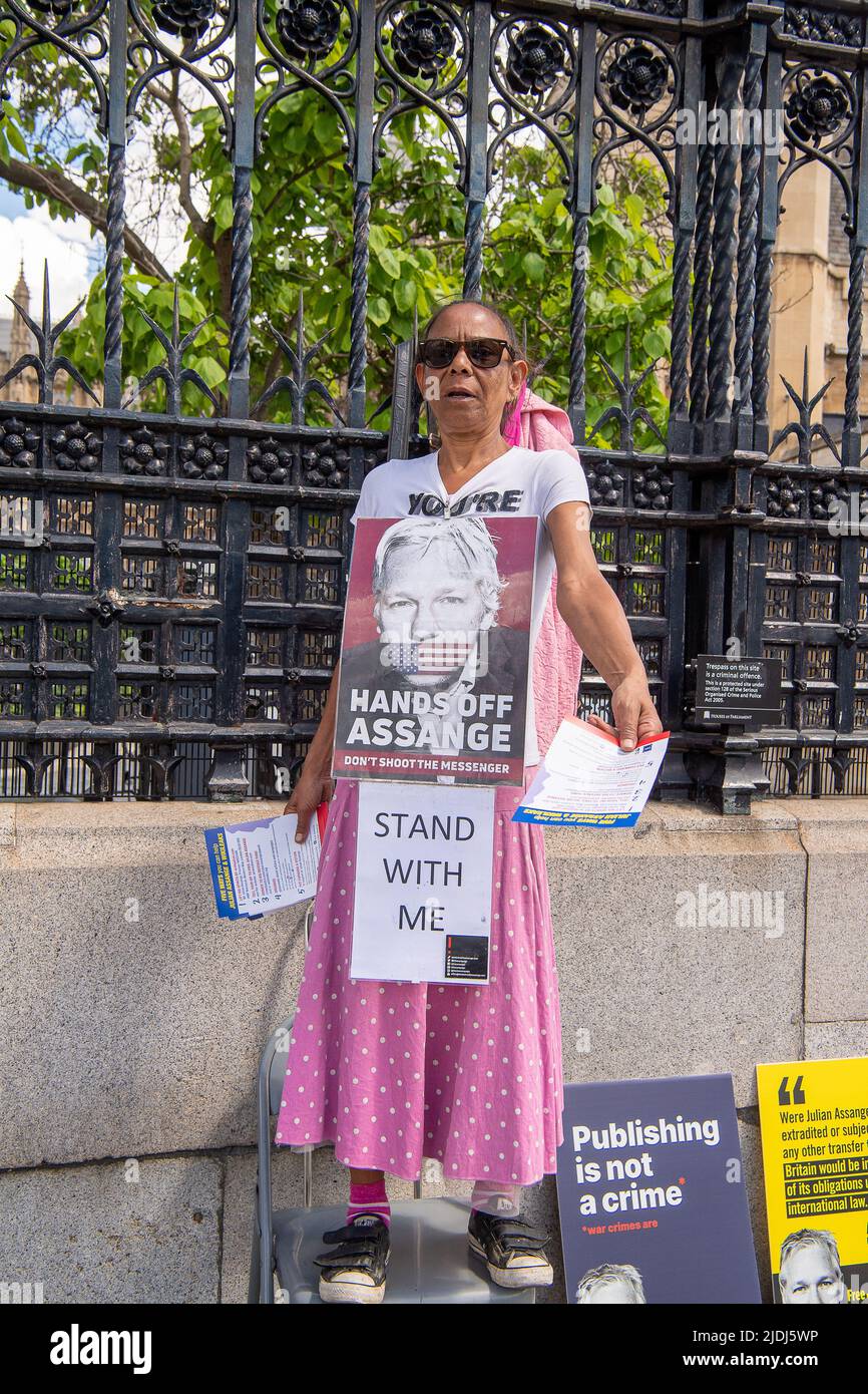 Westminster, London, Großbritannien. 8.. Juni 2022. Pro Julian Assange Demonstranten vor dem Unterhaus in Westminster fordern seine Freilassung. Nach der Genehmigung durch Priti Patel steht Julian Assange derzeit im Zusammenhang mit seiner Organisation WikiLeaks vor der Auslieferung in die USA. Wenn er der Anklage wegen Computermissbrauchs und Spionage für schuldig befunden wird, könnte er den Rest seines Lebens im Gefängnis verbringen. Quelle: Maureen McLean/Alamy Stockfoto