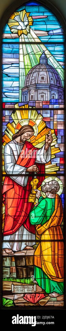 BARI, ITALIEN - 5. MÄRZ 2022: Christus überreicht dem hl. Petrus die Schlüssel auf der Glasmalerei in der Kirche Chiesa del Redentore von M. Mellini (1967). Stockfoto