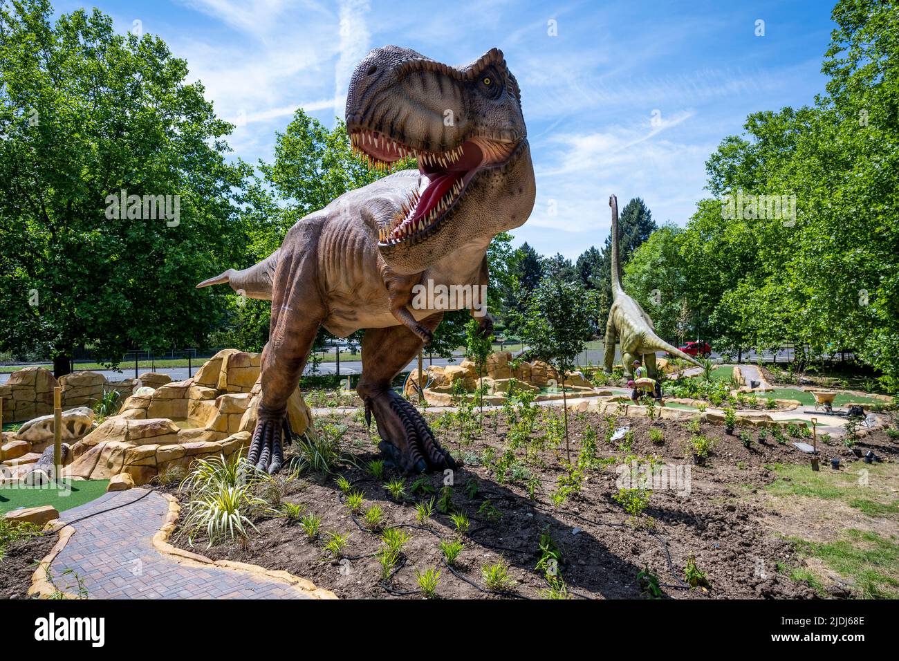 London, Großbritannien. 21. Juni 2022. Der Jurassic Island, ein verrückter Golfplatz im Dinosaurier-Stil, der in Harrow gebaut wird, macht den letzten Schliff. Lebensgroße Dinosaurier sind zwischen den Löchern auf dem Golfplatz eingestreut, der am 2. Juli für die Öffentlichkeit zugänglich ist. Kredit: Stephen Chung / Alamy Live Nachrichten Stockfoto