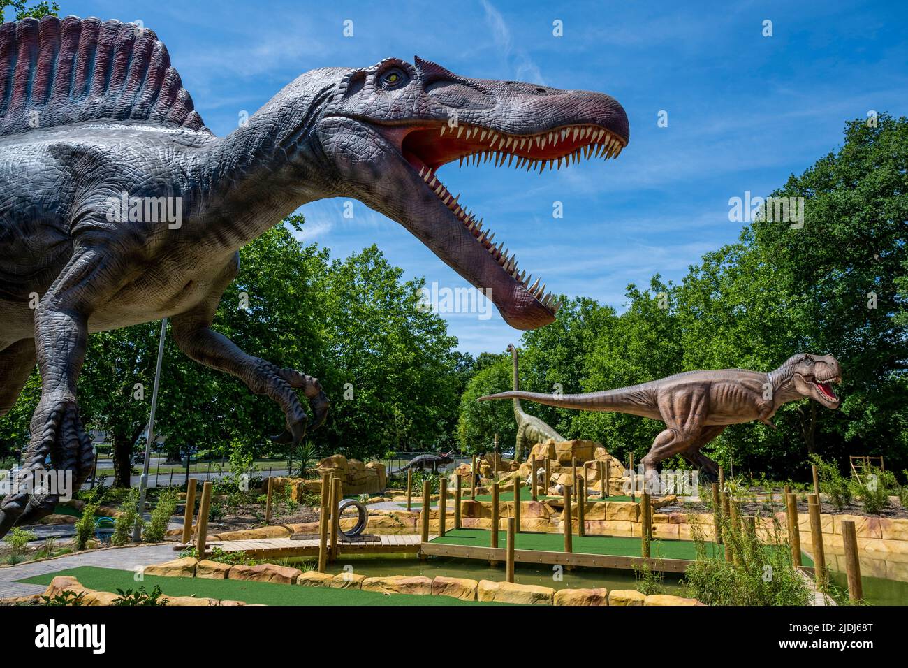 London, Großbritannien. 21. Juni 2022. Der Jurassic Island, ein verrückter Golfplatz im Dinosaurier-Stil, der in Harrow gebaut wird, macht den letzten Schliff. Lebensgroße Dinosaurier sind zwischen den Löchern auf dem Golfplatz eingestreut, der am 2. Juli für die Öffentlichkeit zugänglich ist. Kredit: Stephen Chung / Alamy Live Nachrichten Stockfoto