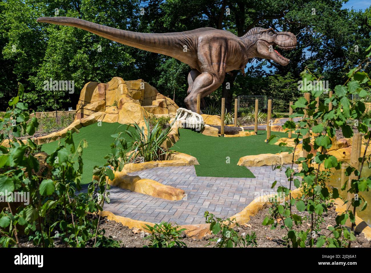 London, Großbritannien. 21. Juni 2022. Der Jurassic Island, ein verrückter Golfplatz im Dinosaurier-Stil, der in Harrow gebaut wird, macht den letzten Schliff. Lebensgroße Dinosaurier sind zwischen den Löchern auf dem Golfplatz eingestreut, der am 2. Juli für die Öffentlichkeit zugänglich ist. Kredit: Stephen Chung / Alamy Live Nachrichten Stockfoto