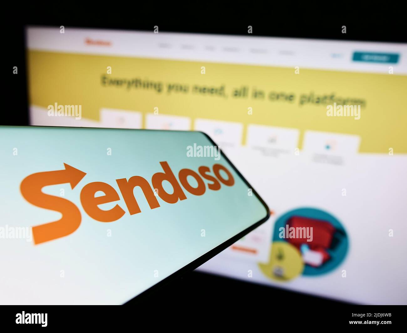 Smartphone mit Logo der amerikanischen Sendefirma Sender Inc. (Sendoso) auf dem Bildschirm vor der Unternehmenswebsite. Konzentrieren Sie sich auf die Mitte des Telefondisplays. Stockfoto