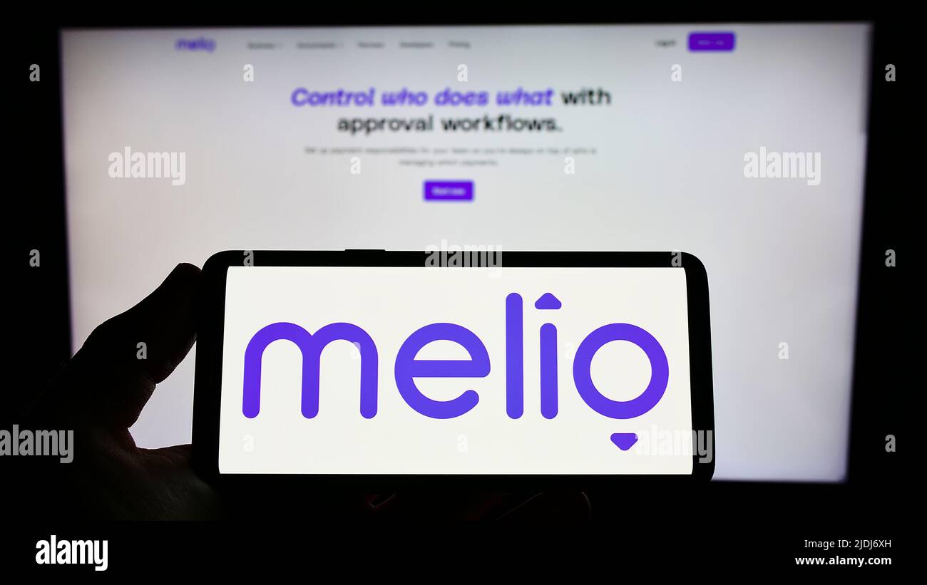 Person, die das Smartphone mit dem Logo des US-Finanzunternehmens Melio Payments Inc. Auf dem Bildschirm vor der Website hält. Konzentrieren Sie sich auf die Telefonanzeige. Stockfoto
