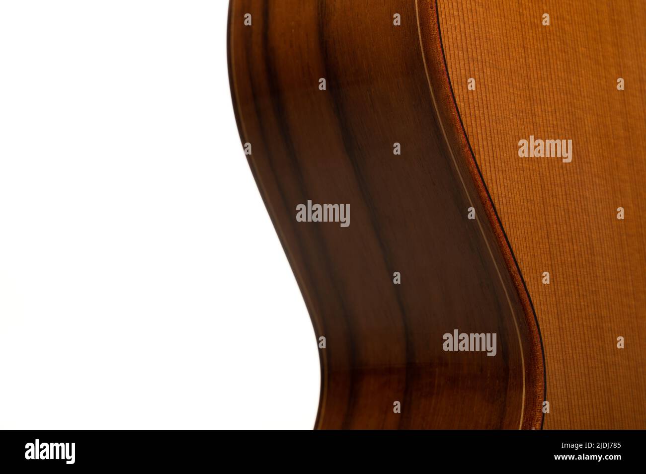 Klassische Gitarre Nahaufnahme auf einem reinen weißen Hintergrund mit Kopierraum Stockfoto