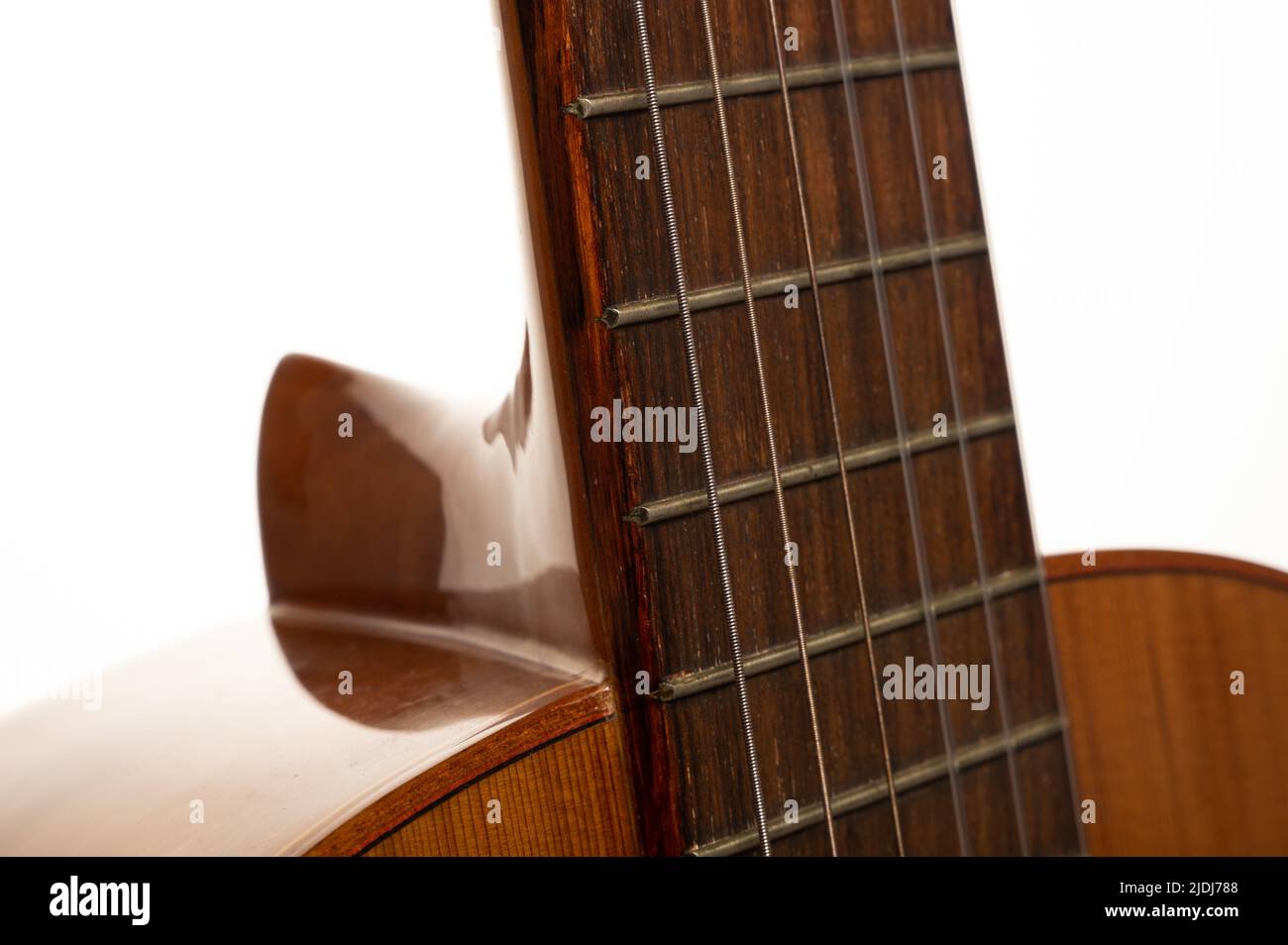 Klassischer Gitarrenkörper und Griffbrett Nahaufnahme auf einem reinen weißen Hintergrund mit Kopierraum Stockfoto