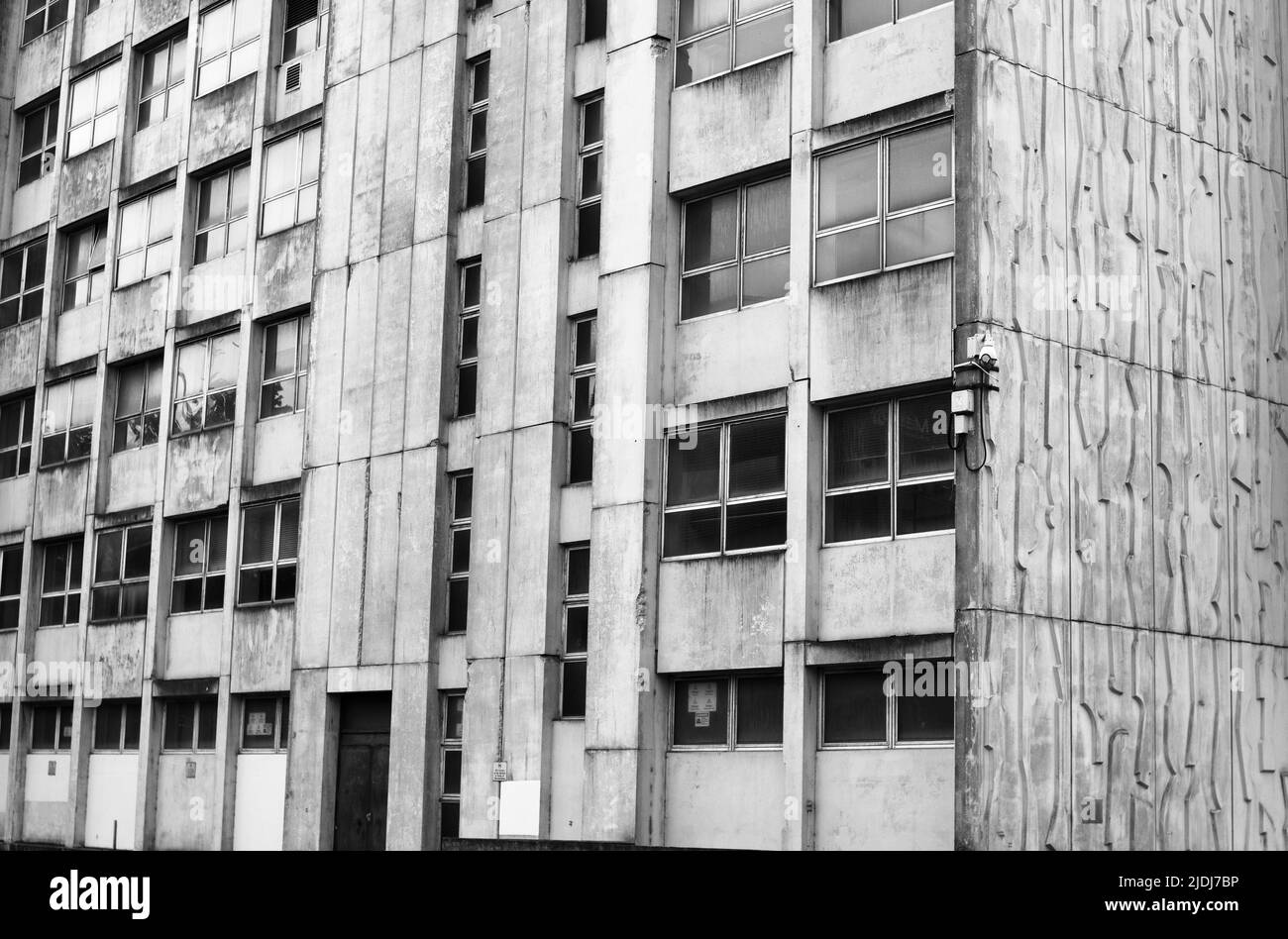 Ein Schwarz-Weiß-Bild des Faraday-Gebäudes, Manchester, Großbritannien. Stockfoto