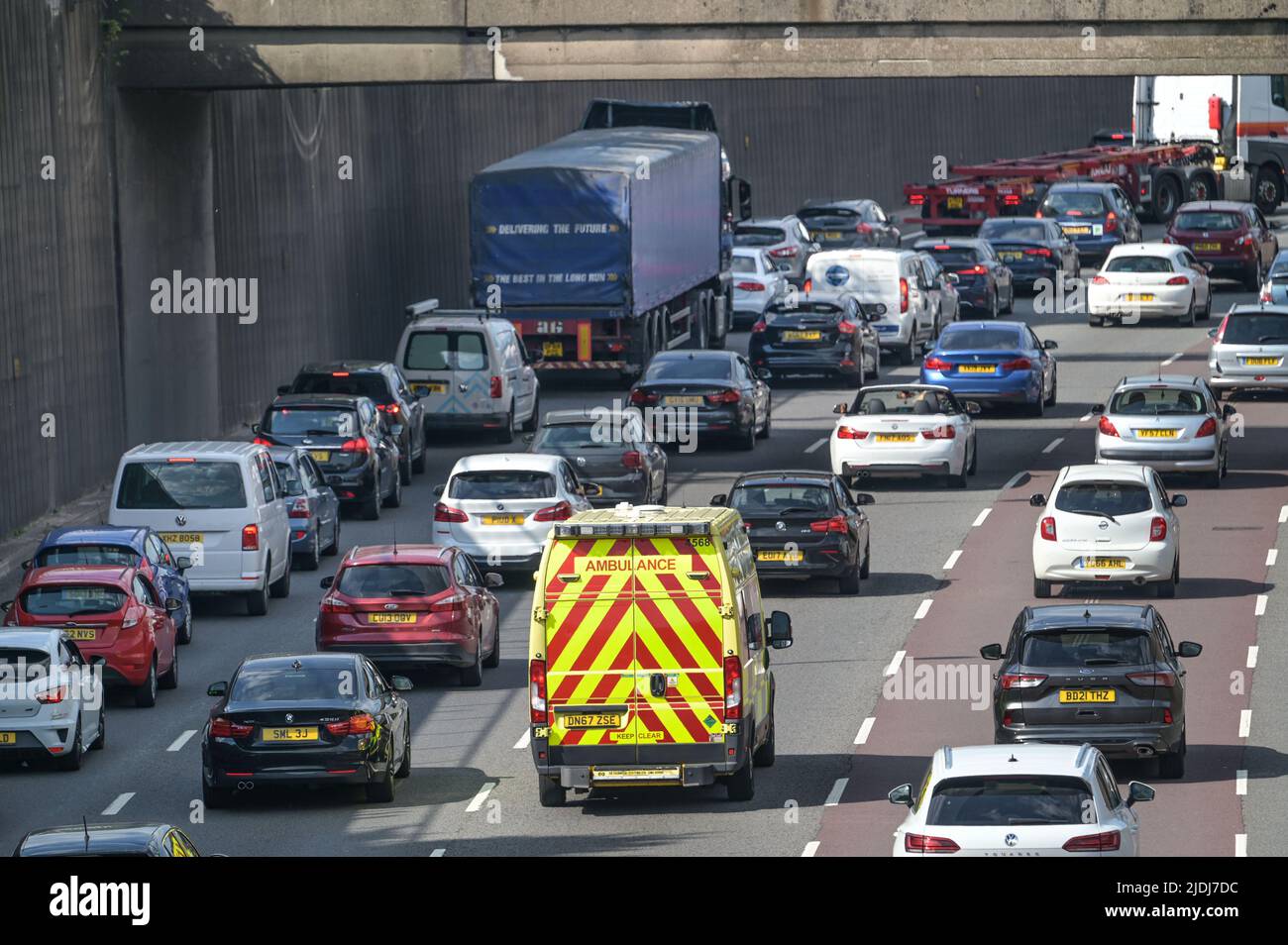 A38M Aston Expressway, Birmingham, England, 21. Juni 2022. Pendler stecken im Rush-Hour-Rennen, um nach Hause zu kommen, in riesigen Rückständen fest, nachdem die Bahnarbeiter in den britischen Netzen für eine Lohnerhöhung von 7 Prozent streikten. Der Verkehr aus der Stadt auf dem A38M Aston Expressway in Richtung Spaghetti Junction und der M6 war wie Sardinen zusammengepackt. PIC by Credit: Stop Press Media/Alamy Live News Stockfoto