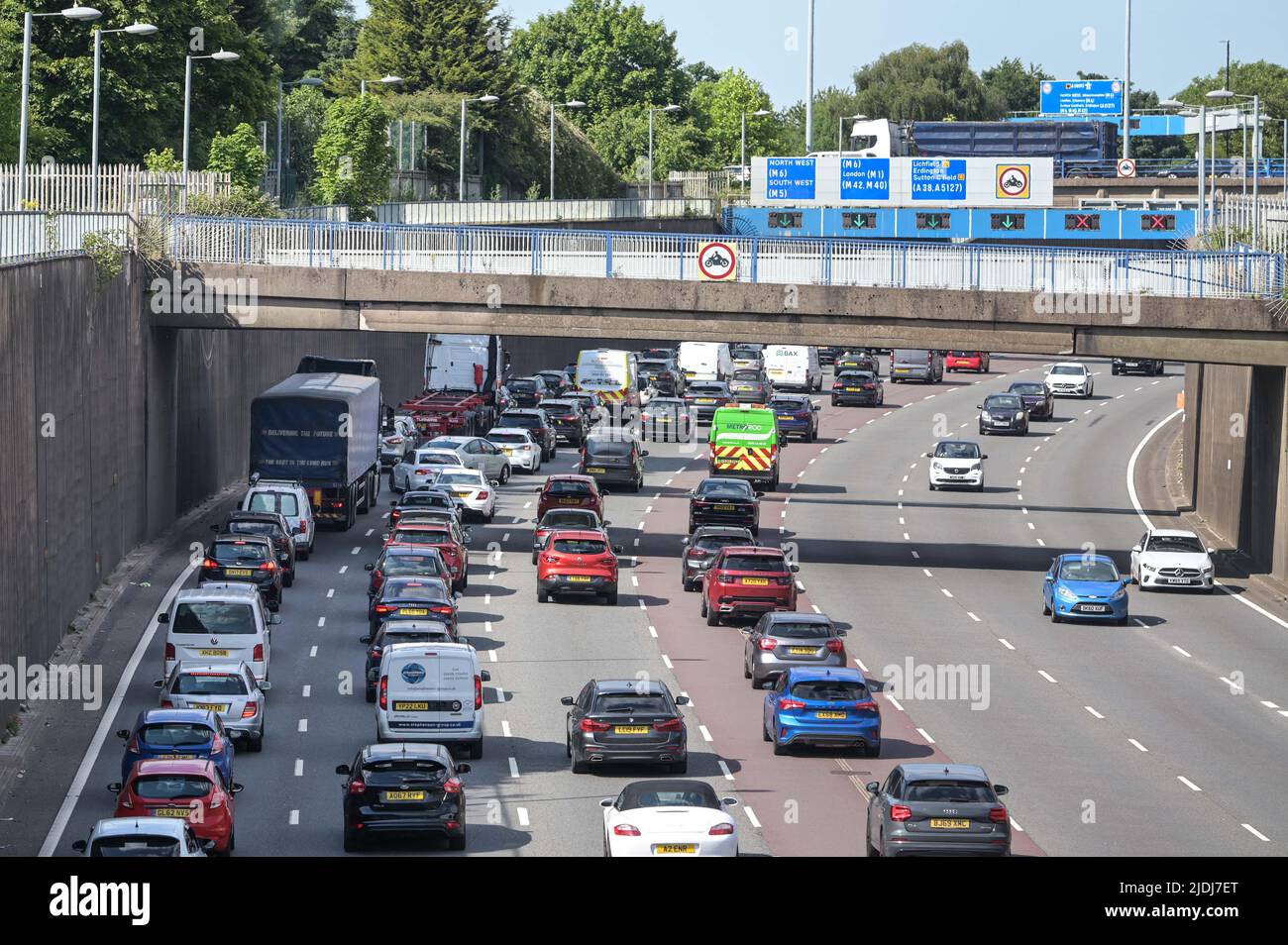 A38M Aston Expressway, Birmingham, England, 21. Juni 2022. Pendler stecken im Rush-Hour-Rennen, um nach Hause zu kommen, in riesigen Rückständen fest, nachdem die Bahnarbeiter in den britischen Netzen für eine Lohnerhöhung von 7 Prozent streikten. Der Verkehr aus der Stadt auf dem A38M Aston Expressway in Richtung Spaghetti Junction und der M6 war wie Sardinen zusammengepackt. PIC by Credit: Stop Press Media/Alamy Live News Stockfoto