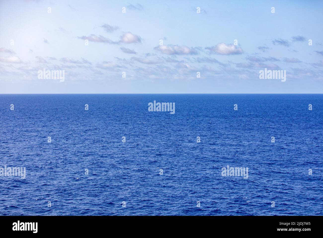 Tiefblaues Karibisches Meer - Blick vom Kreuzschiff Scarlet Lady Stockfoto
