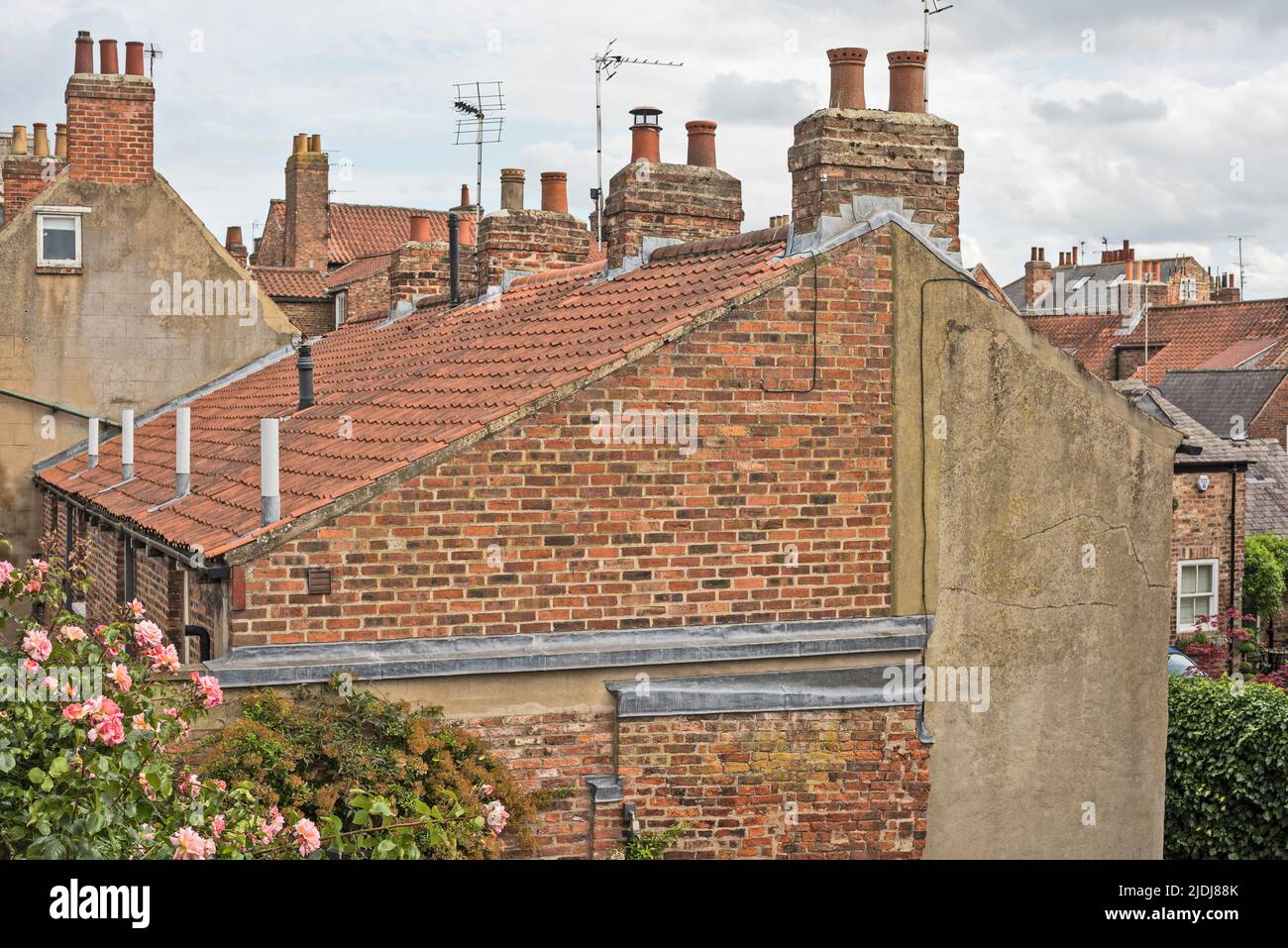 Schornsteine und Schächte auf Dächern in York, England, Großbritannien Stockfoto