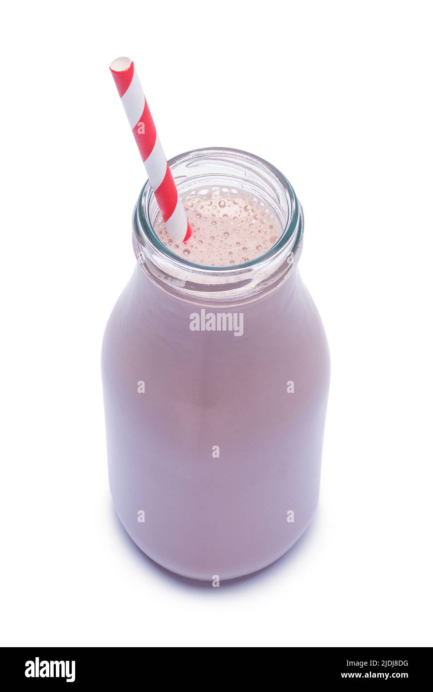 Kleines Glas Schokoladenmilch mit ausgestanzten Strohhalm. Stockfoto