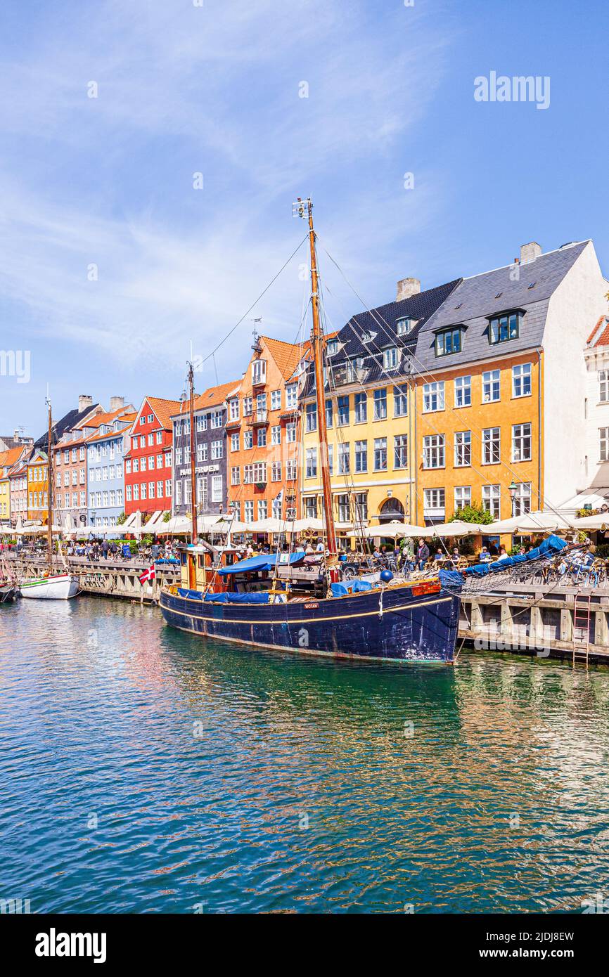Ein altes Fischerboot „Wotan“, das in Nyhavn, der farbenfrohen 17.-Jahrhundert-Kanalpromenade in Kopenhagen, Dänemark, vertäut ist. Stockfoto