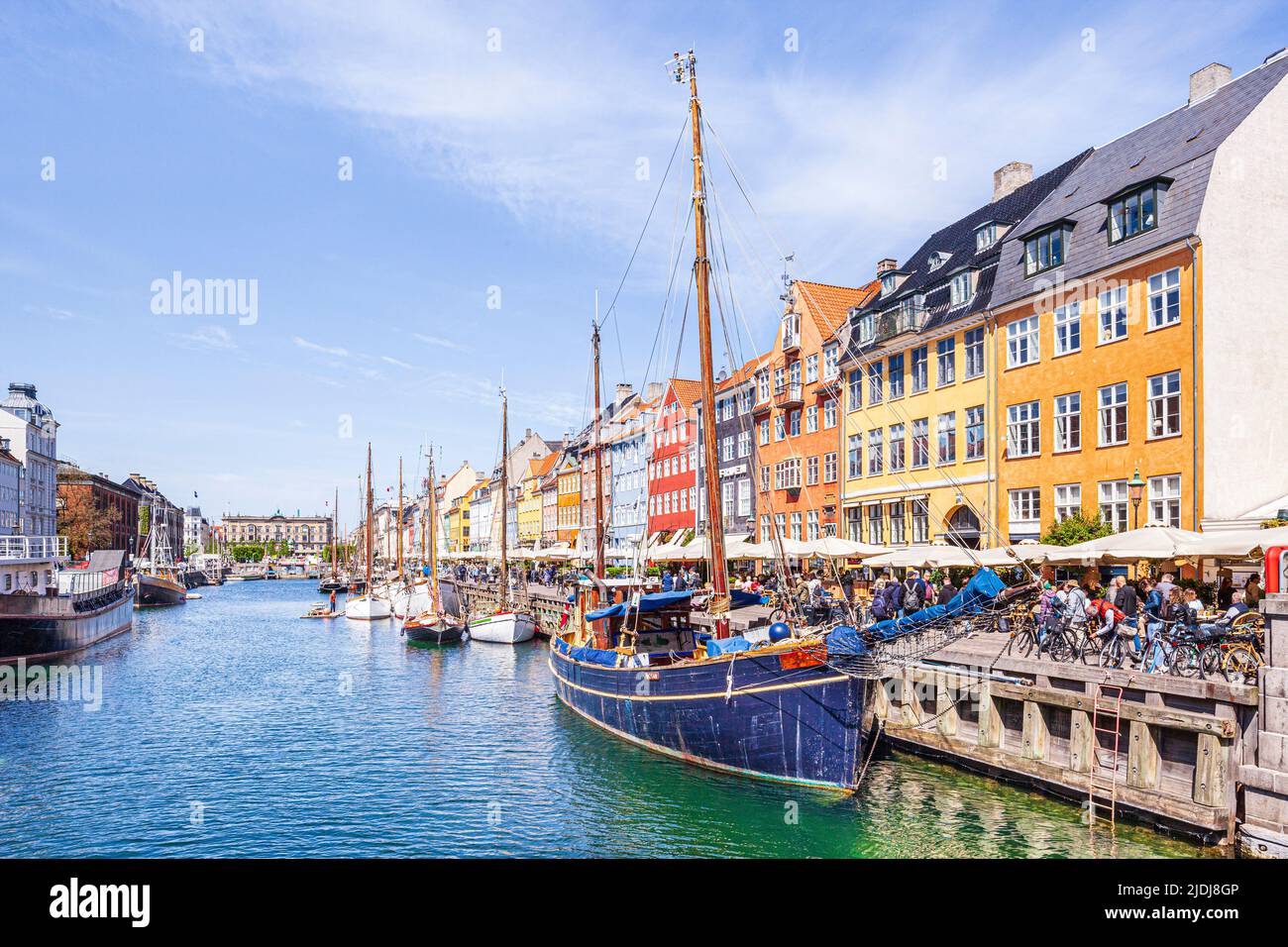 Ein altes Fischerboot „Wotan“, das in Nyhavn, der farbenfrohen 17.-Jahrhundert-Kanalpromenade in Kopenhagen, Dänemark, vertäut ist. Stockfoto