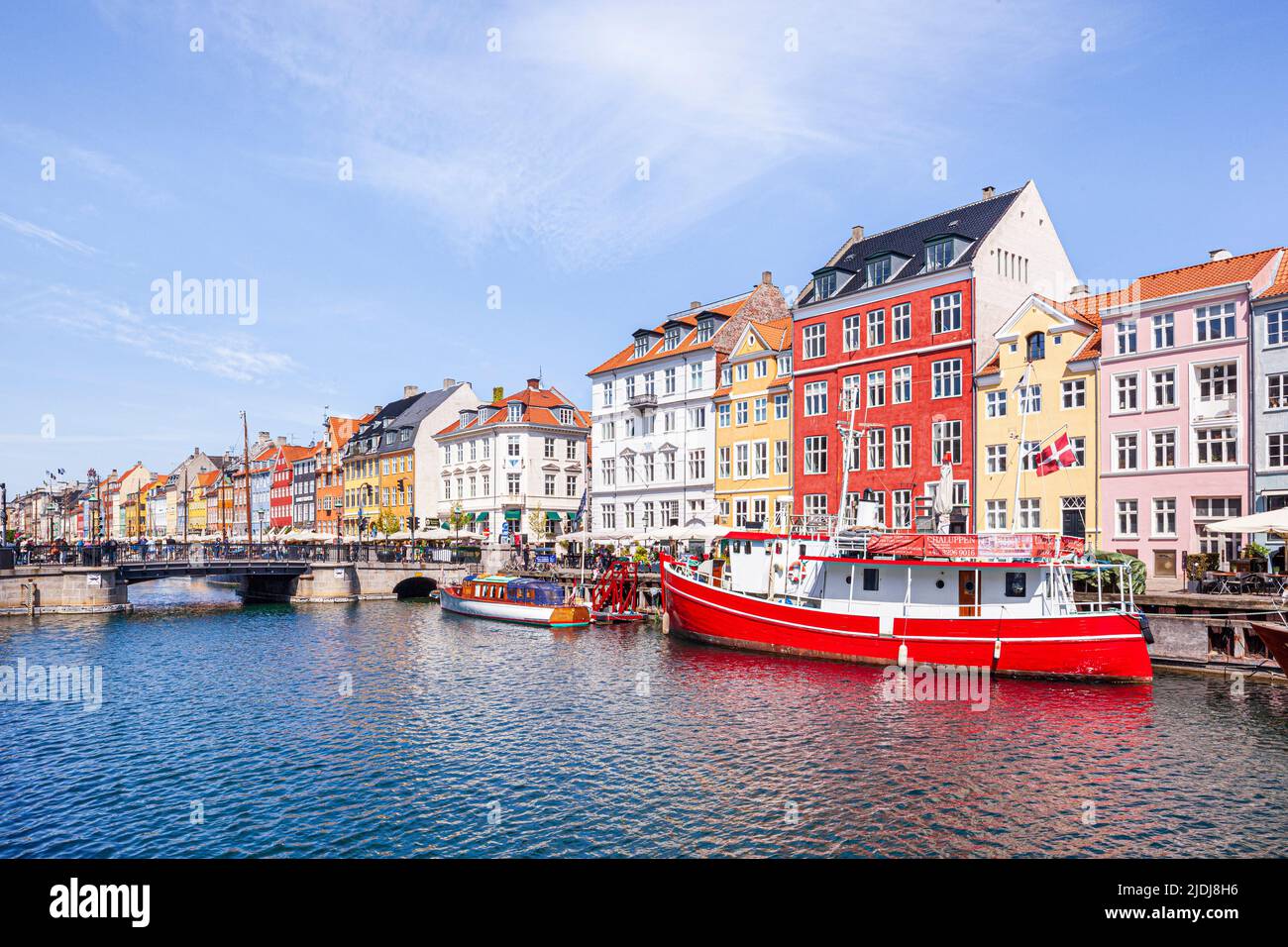 Boote vertäuten in Nyhavn, der farbenfrohen 17.-Jahrhundert-Kanalpromenade in Kopenhagen, Dänemark. Stockfoto