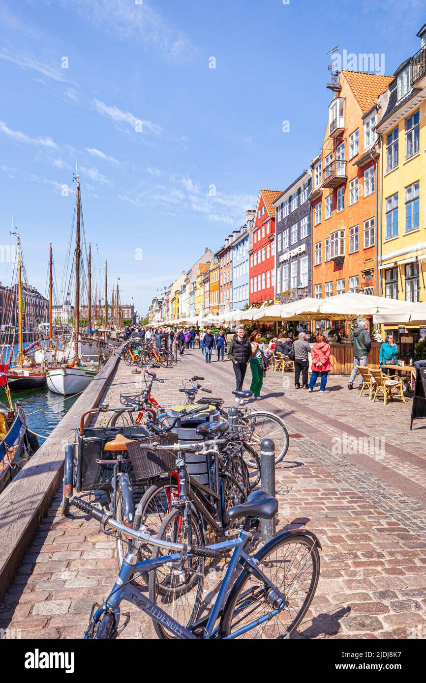 Cafés im Freien in Nyhavn, der farbenfrohen 17.-Jahrhundert-Kanalpromenade in Kopenhagen, Dänemark. Stockfoto