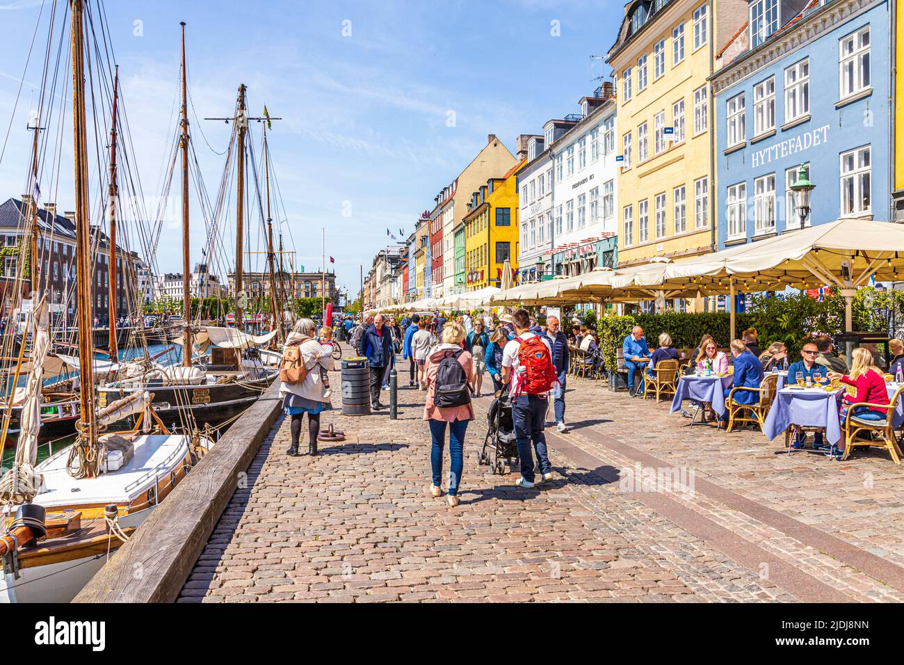 Cafés im Freien in Nyhavn, der farbenfrohen 17.-Jahrhundert-Kanalpromenade in Kopenhagen, Dänemark. Stockfoto