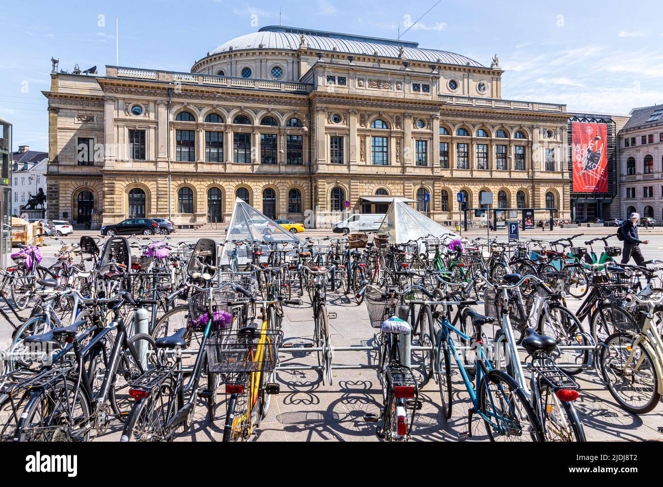 Viele Fahrräder parkten vor dem Königlichen Dänischen Theater (Kongelige Teater) in Kopenhagen, Dänemark. Stockfoto