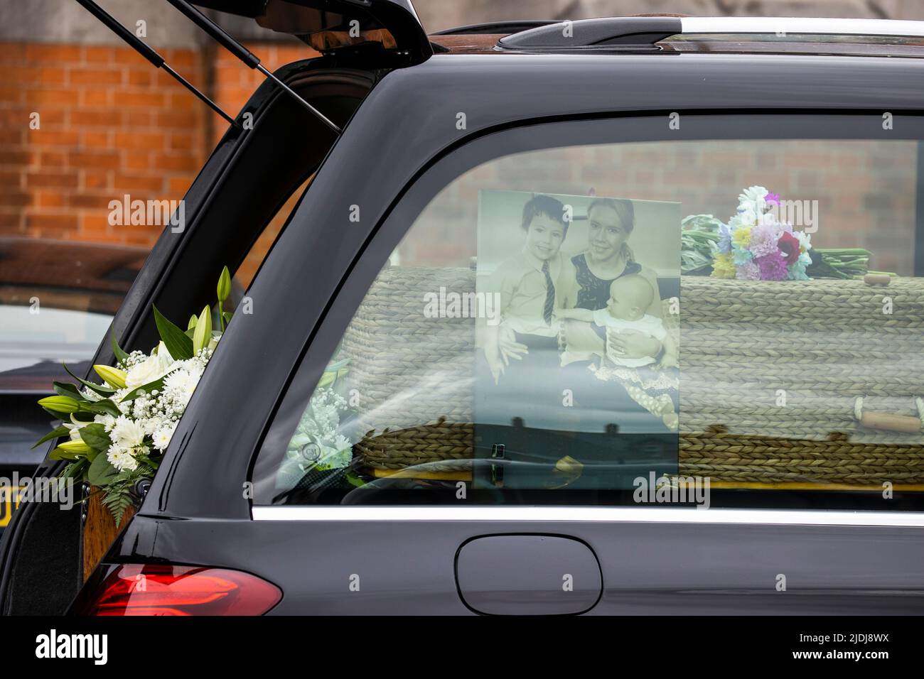 Ein Foto von Aideen Kennedy mit ihren beiden Kindern Jacob und Eva neben ihrem Sarg vor der Good Shepherd Church in Belfast nach einer Requiem-Messe bei ihrer Beerdigung. Bilddatum: Dienstag, 21. Juni 2022. Stockfoto