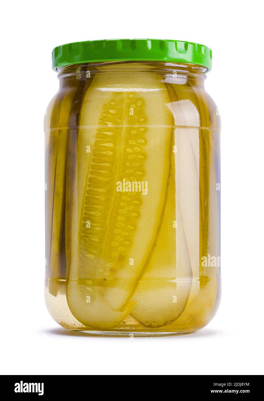 Glas mit geschnittenen Pickles, auf Weiß geschnitten. Stockfoto