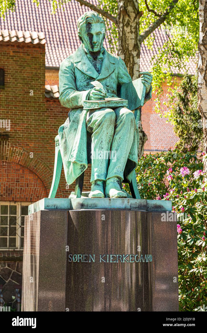 Eine Statue des dänischen Theologen und Philosophen Søren Aabye Kierkegaard im Garten der Königlichen Bibliothek (Det Kongelige Biblioteks have) in Kopenhagen Stockfoto