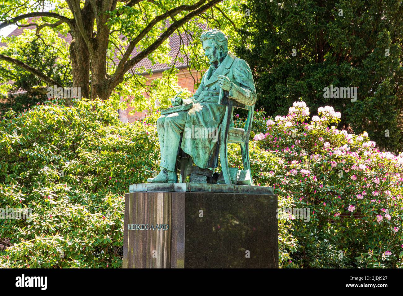 Eine Statue des dänischen Theologen und Philosophen Søren Aabye Kierkegaard im Garten der Königlichen Bibliothek (Det Kongelige Biblioteks have) in Kopenhagen Stockfoto