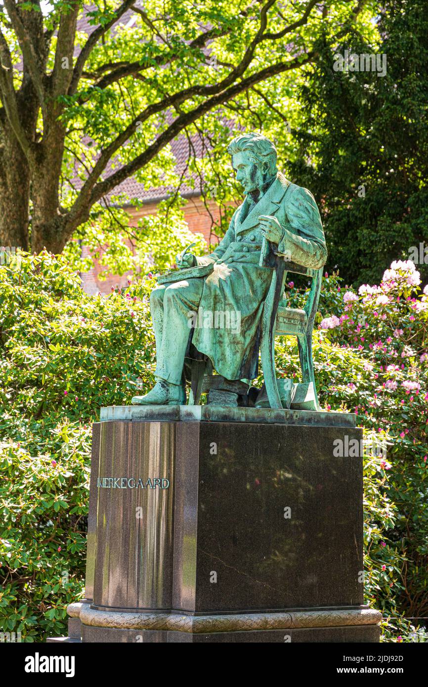 Eine Statue des dänischen Theologen und Philosophen Søren Aabye Kierkegaard im Garten der Königlichen Bibliothek (Det Kongelige Biblioteks have) in Kopenhagen Stockfoto