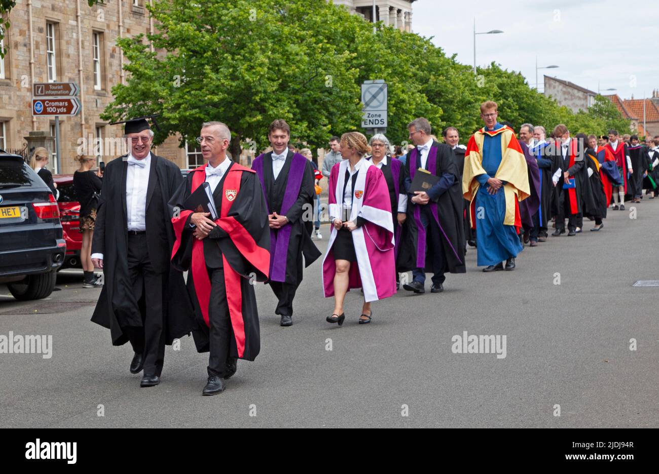 St Andrews, Fife Scotland, Großbritannien. 21.06.2022. Prozession der Abschlussfeier der Universität durch die Altstadt. Quelle: Arch White/alamy Live News. Stockfoto