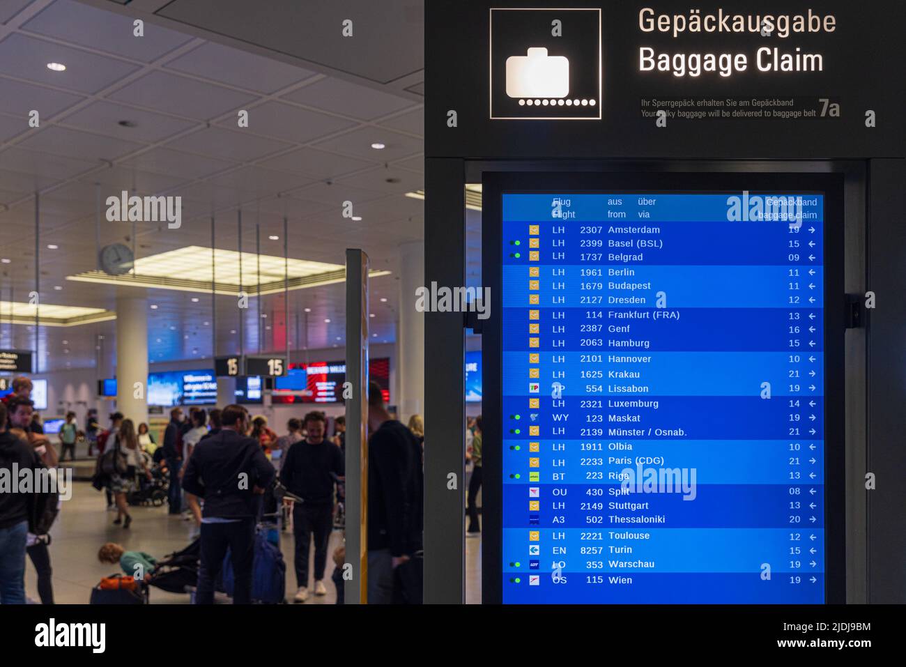 MÜNCHEN, 20. JUNI 2022: Flughafen München, Gepäckwarteraum am 20. Juni 2022. Der Mangel an Personal verursacht viele Verzögerungen auf den Flughäfen in Europa. Stockfoto