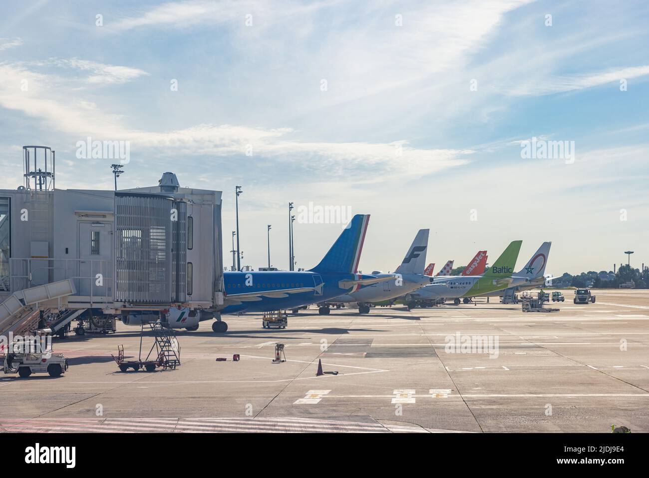 ROISSY, FRANKREICH - 20. JUNI: Billigflugzeuge dockten am 20. 2022. Juni im französischen Roissy am Flughafen Charles de Gaulle T2 an Stockfoto