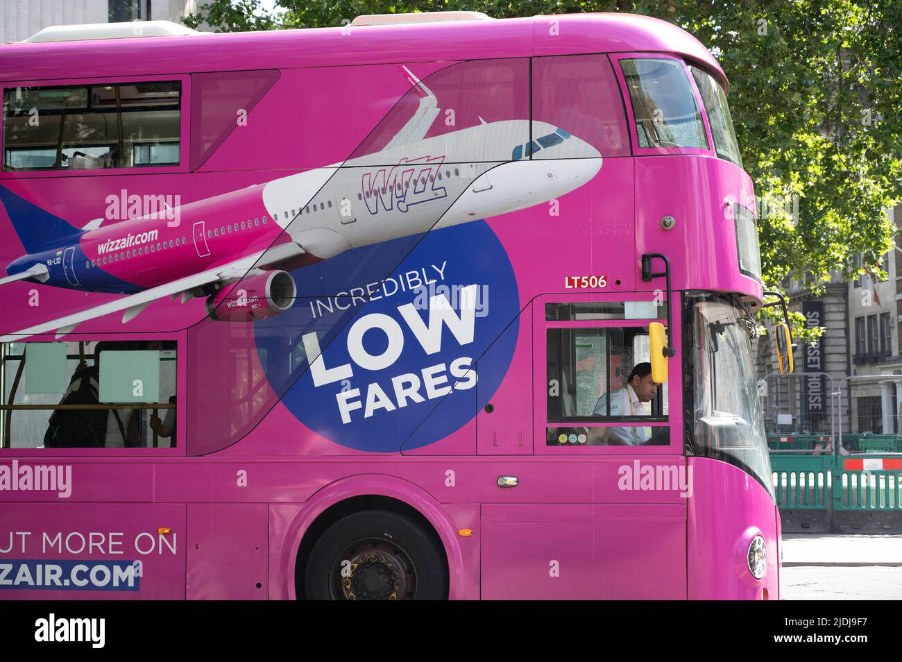 Juni 21.. Streik in der Bahn und U-Bahn in London. Bus am Bahnhof London Bridge, mit Werbung für Whizz Air. Stockfoto