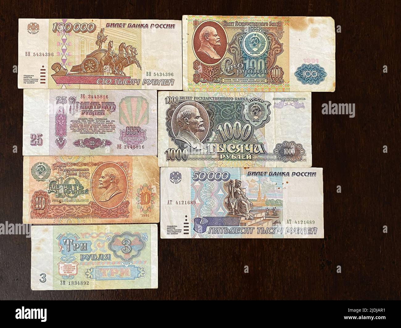 Alte sowjetische Banknoten im Wert von drei, zehn, fünfundzwanzig, fünfzig, hundert Rubel auf dunklem Grund. Finanzierungskonzept, Stückelung, Inflaa Stockfoto