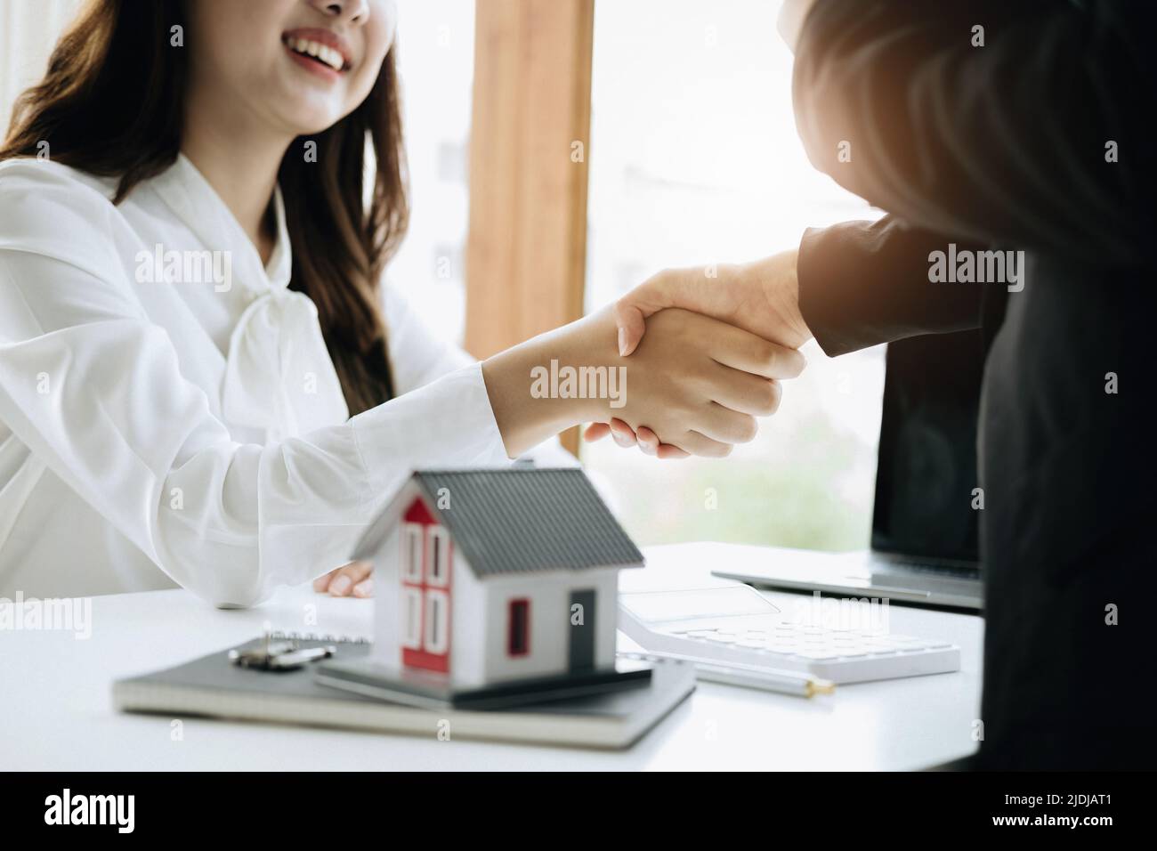 Garantien, Hypotheken, Unterzeichungen, Versicherung, Vertrag, Vereinbarung Konzept, sind Immobilienmakler schütteln Hände mit Kunden, um sie zu gratulieren Stockfoto