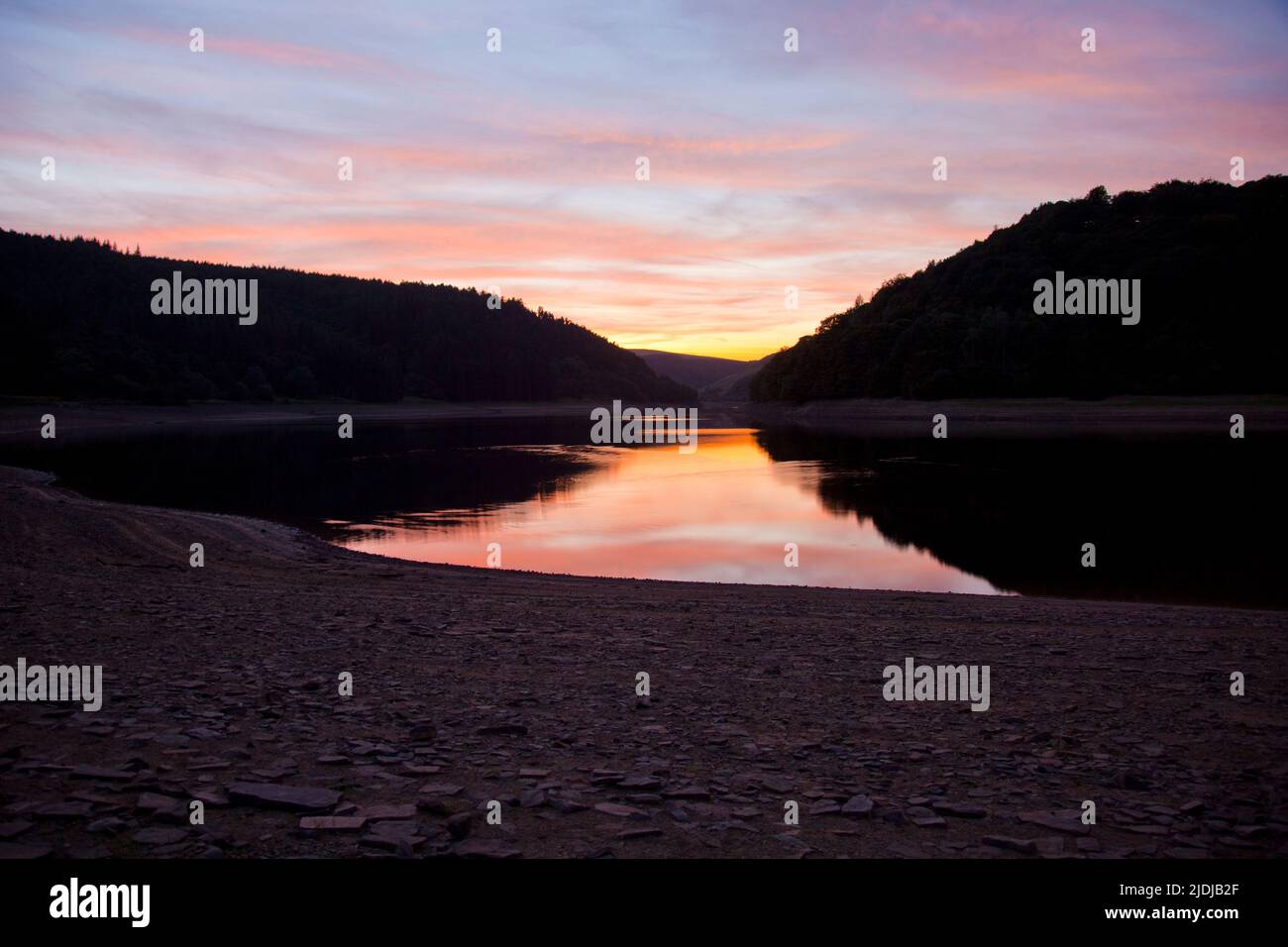 Ladybower Reservoir bei Sonnenuntergang, im Peak District National Park, Großbritannien Stockfoto