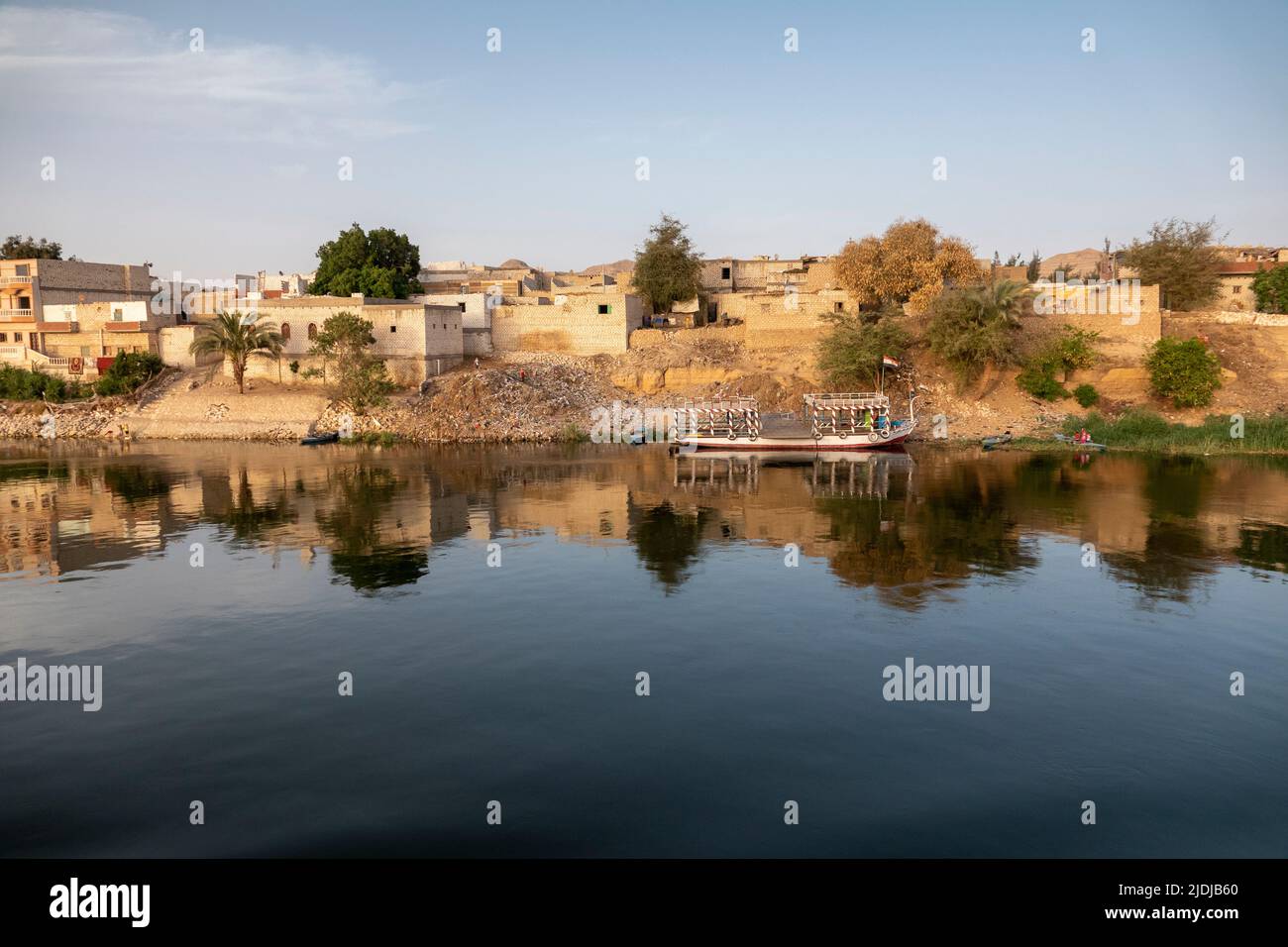 Eine kleine, ländliche lokale Passagierfähre, die am Ufer des Nils in Ägypten festgemacht ist Stockfoto