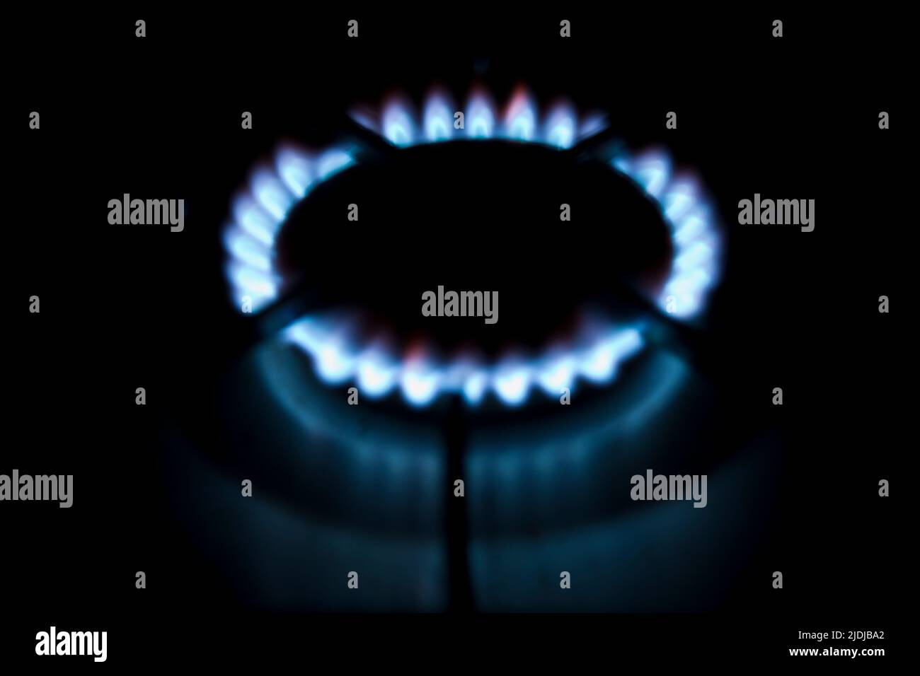 Nahaufnahme einer Gasbrennerflamme eines Gaskochfelds Stockfoto