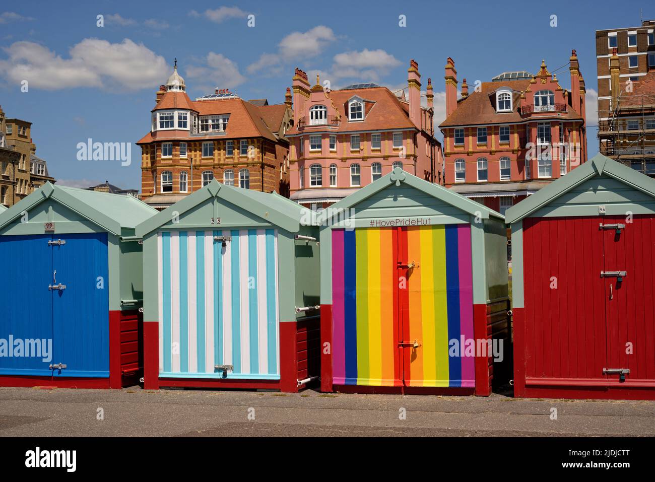 Brighton und Hove. Strandpromenade zwischen Brighton und Hove. Hove Pride Strandhütte in Regenbogenfarben. Stockfoto