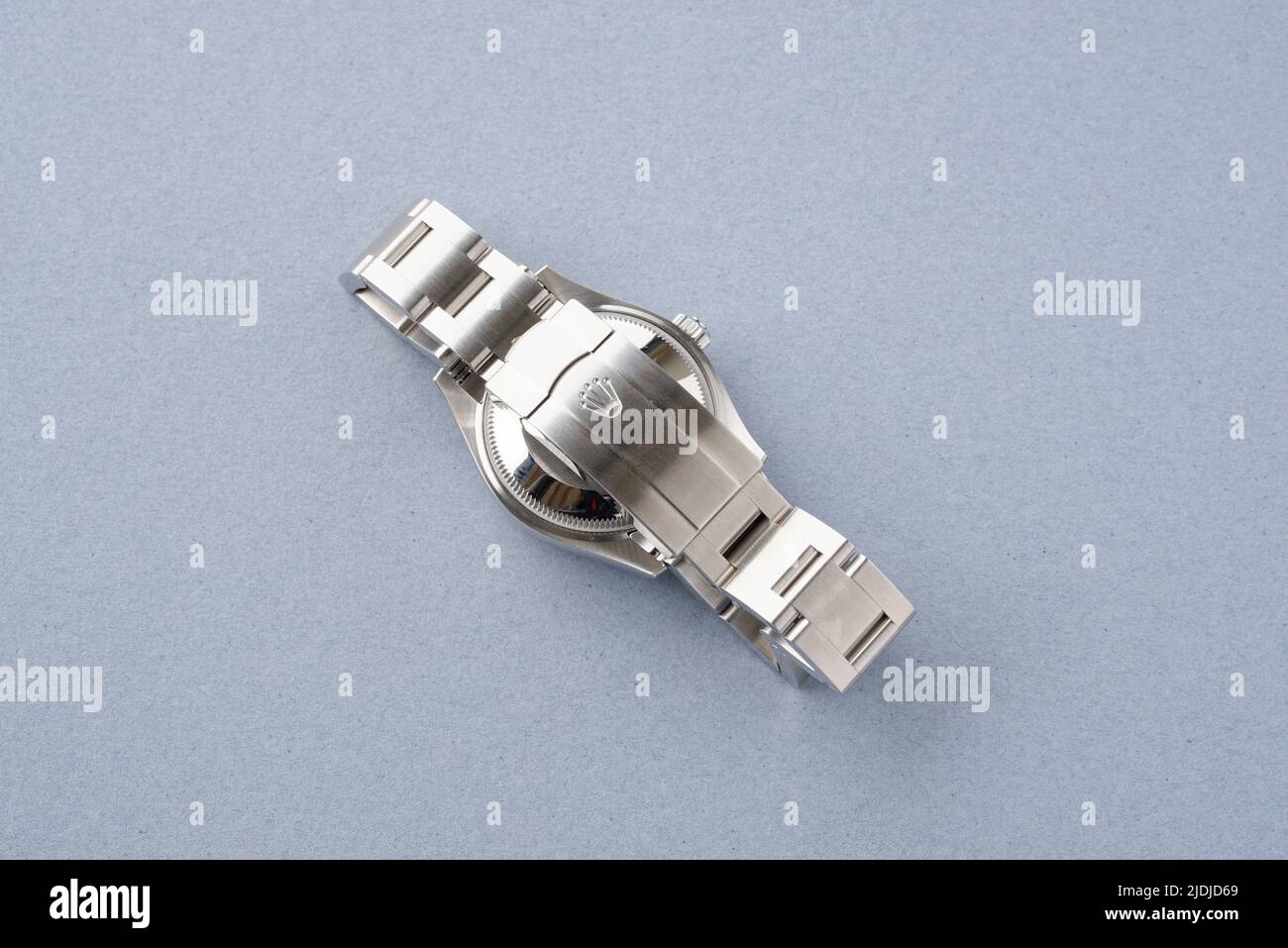 Die Rückseite einer Rolex Armbanduhr mit dem Metallarmband. Stockfoto