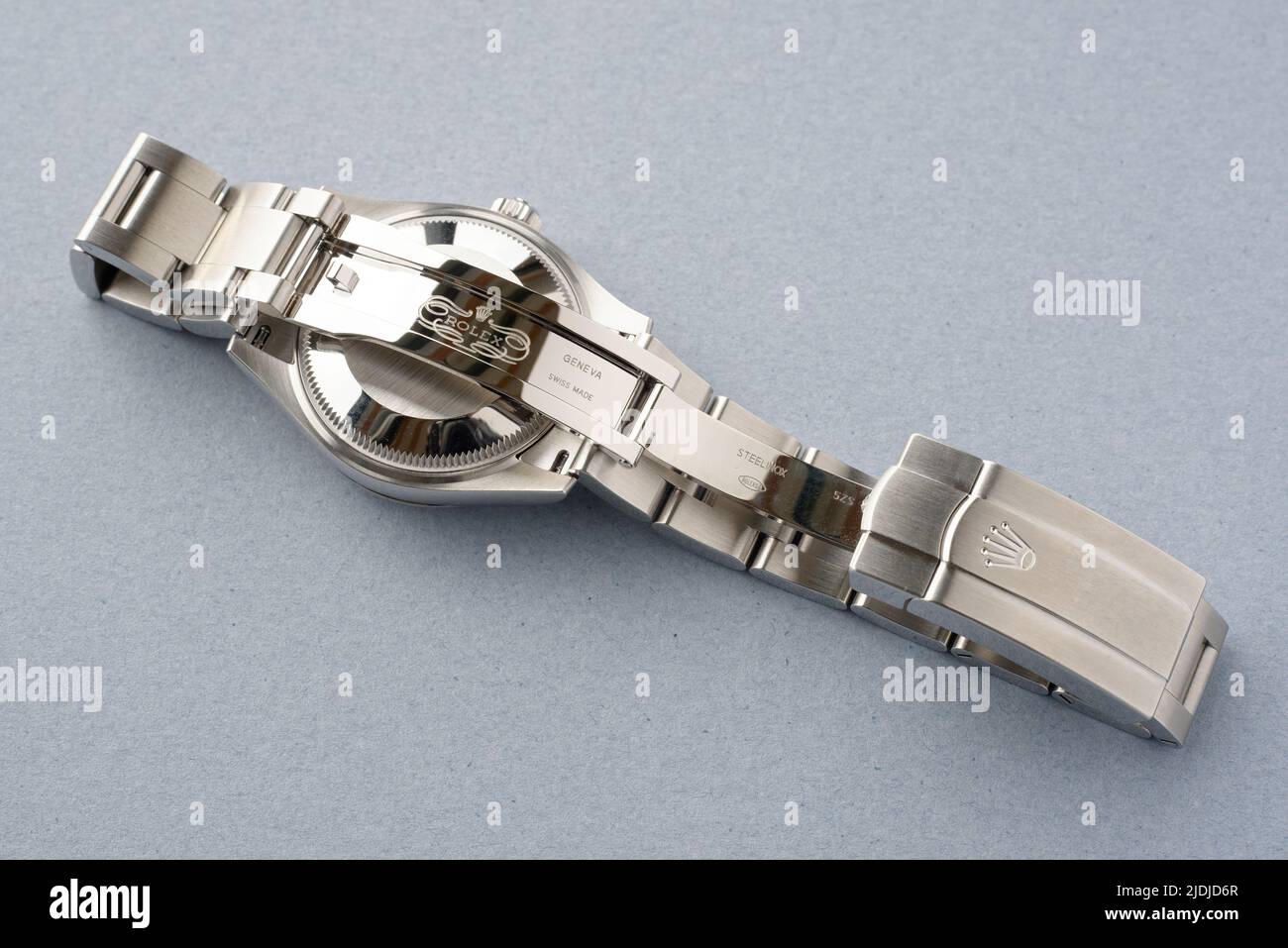 Die Rückseite einer Rolex Armbanduhr mit dem Metallarmband. Stockfoto