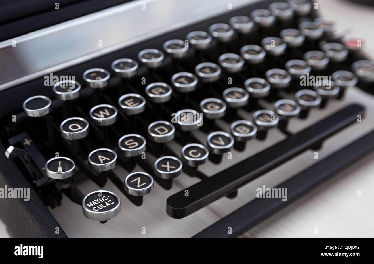 Nahaufnahme der Tastatur einer alten Schreibmaschine. Selektiver Fokus. Stockfoto